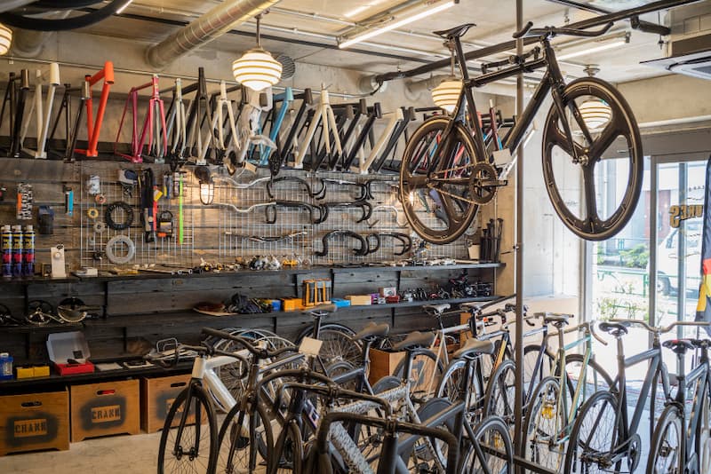 Gravel Bike Gewicht im Überblick. Auf dem Bild ein Fahrradladen, wo auch das Gewicht von Gravel Bikes optimiert wird.